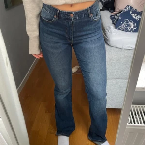 Mörkblåa bootcut jeans - Jeans från Lindex med mycket stretch, väldigt sköna och snygga. Använd fåtal gånger. Storlek 38. 