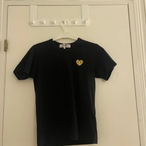 Svart t-shirt från Play comme des garçons  - Säljer min t-shirt från Play comme des garçons  som är köpt på nk. Säljer för att den inte kommer till användning. Ny pris 999kr. ❣️❣️💕