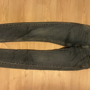 Levis 519 Hi-Ball Jeans - Snygga Levis 519 Hi-Ball jeans i en klassisk blå färg. Dessa jeans har en slim passform och är perfekta för en stilren look. Tillverkade i slitstarkt denim med den ikoniska Levis-lappen på baksidan. Perfekta för både vardag och mer uppklädda tillfällen.