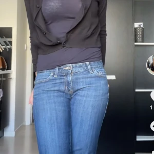 Lågmidjade jeans - Lågmidjade tommy-hilfiger jeans, de är straight leg, sjuuukt snygga!! Storlek 38, inga defekter 