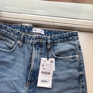 Blå jeans från Zara - Snygga blå jeans från Zara. Köpte för ungefär 2 år sedan, men de passar inte mig. Så har aldrig använts och lapp finns kvar 🥰