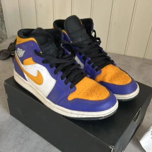 Jordan 1 mid Lakers - Hej, säljer ett par jordans som jag köpte i Oslo på fotlocker. De är använda men inte super slitna. En tvätt hade gjort mycket för att få dem fräschare. Säljes för att dem inte passar längre. Kvitto finns