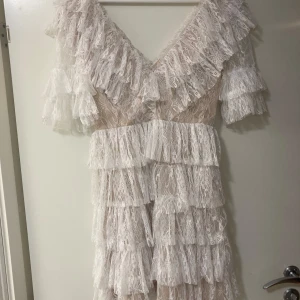 Vit klänning by malina - Vit klänning i spets från by malina i storlek S, perfekt till studenten! Har blivit använd men är i fint skick! Skriv för mer bilder nypris 2800 säljer för 1900!