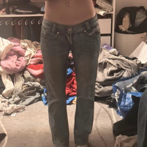 Lågmidjade vintage Dieseljeans - Säljer dessa sjukt snygga äkta dieseljeans som jag köpte secondhand för ett bra tag sen! Har inte blivit att jag använder dom då dom bara inte riktigt sitter som jag vill :( Jag är typ 164 så kan ni se hur dom sitter på mig längdmässigt! Skriv jättegärna om ni vill ha fler bilder eller undrar något! (Lägre pris pga så dyr frakt🥲)