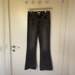 Grå bootcut jeans från Gina Tricot - Snygga grå bootcut jeans från Gina Tricot Young. De har en klassisk femficksdesign. I storlek 152 och fint skick! 