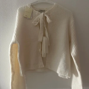 Kofta från Gina - Jättefin kofta som jag säljer då jag aldrig använt, helt oanvänd.