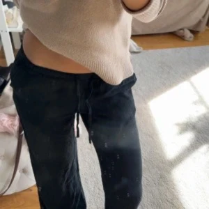 Lågmidjade linnebyxor hm - Jättefina lågmidjade linnebyxor från hm. Köpta förra sommaren! Knappt använda då de är lite korta på mig som är ca 171💕