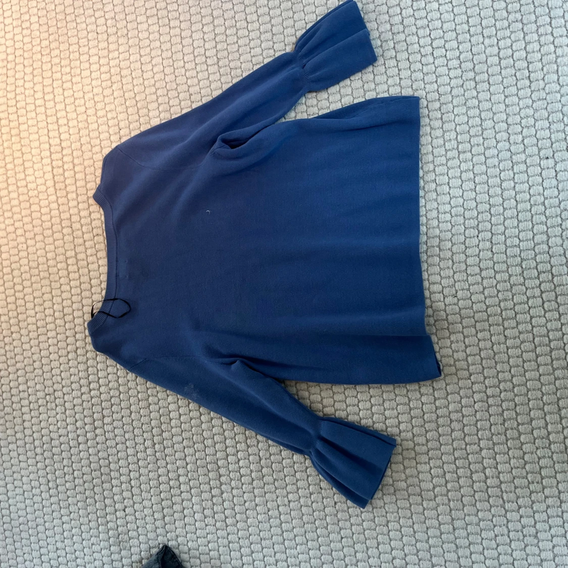 Blå tröja med volangärmar - 1