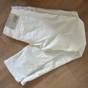 Vita jeans från Jacob Cohen - Snygga vita jeans från Jacob Cohën. Köpta på NK i Stockholm för cirka 3 månader sen och använda 2 gånger. Nypris 5699kr. Storlek 33. Hör av dig vid frågor eller funderingar! 