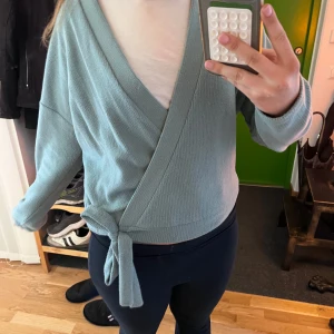 Ljus blå knuten kofta - Super söt kofta som man knyter runt midjan! Storleken är XL men passar även M! Perfekt kofta till sommaren 💞Pris kan diskuteras