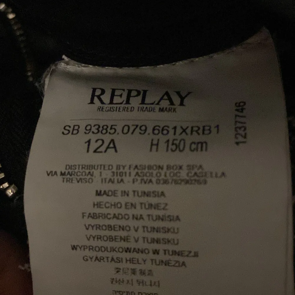 Snygga svarta jeans från Replay med Hyperflex, andvänt typ 4-5 gånger, skriv vid frågor eller köp🤙🏼😃 min kamera är sönder de är Darför bilderna ser suddiga ut . Farkut & Housut.