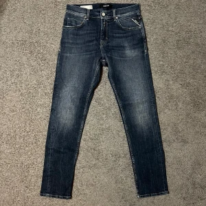 Replay Jeans - Tja säljer nu ett par mörkblåa jeans i storlek W30 i modellen ”MICKYM” för endast 399kr! Pris är ej hugget i sten, hör av er i dm vid funderingar 🙌