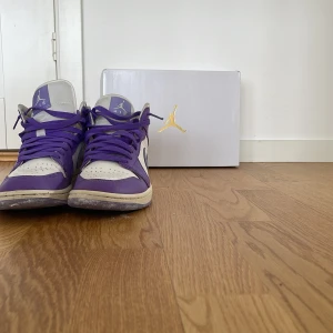 Nike Air Jordans i lila och vit - Snygga Nike Air Jordans i en fräsch kombination av lila och vit. Skorna har klassisk snörning och en rund tå. Perfekta för dig som vill ha en stilren och sportig look.
