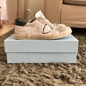 Philippe model skor - Snygga Philipe model i ganska bra skick. Köpta på merchsweden i november. Box med kommer. Ingen frakt kan hämtas i Uppsala.