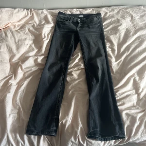 Svarta jeans från Gina Tricot - Snygga svarta jeans från Gina Tricot i storlek 170. De har en klassisk femficksdesign och stängs med två knappar, jag är 1,70 och dom är lite för korta 💞(nästan oanvända, ordinarie pris 359 kr) 