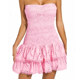 Rosa axelbandslös klänning - En helt ny söt rosa axelbandslös klänning med volangdetaljer och broderad design. Perfekt för sommarens festligheter. Den korta längden och den smockade passformen ger en lekfull och feminin look.