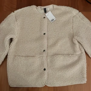 Beige teddyjacka från H&M - Säljer en mysig beige teddyjacka från H&M. Jag har aldrig använt jackan då den var lite för stor och. Nypris 400kr