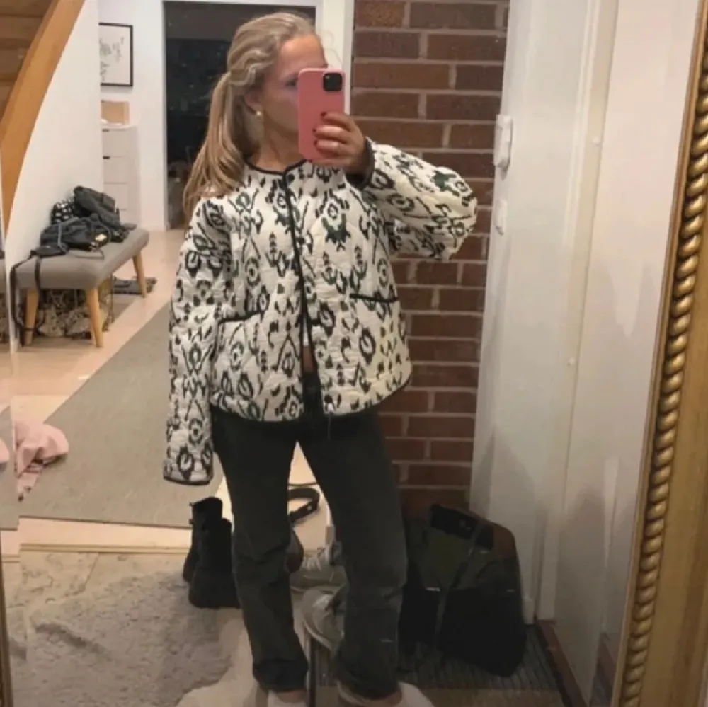 Säljer en unik jacka med ett iögonfallande mönster i mörkblå o mörkgrön. Perfekt för att ge din outfit en extra touch. Jackan är i extremt bra skick, och nästan aldrig använd. Från zara i storlek S, men passar xs-m. . Takit.