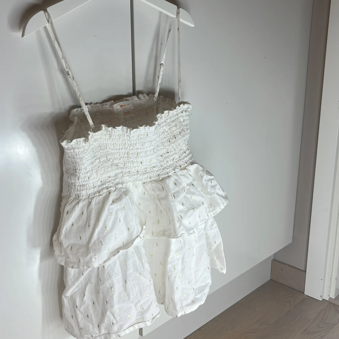 Vit klänning med volanger från Gina Tricot