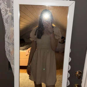 Beige klänning från SHEIN  - Jättefin klänning med detaljer från SHEIN. Storlek S endast använd ett fåtal gånger. 