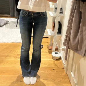 ONLY: Blå bootcut jeans - Ett par snygga jeans från ONLY, storlek xs/30. Ena öglan är lite lös men går jättebra att laga😇 