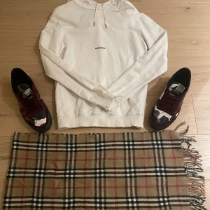 Saint Laurent Hoodie, Rockrunners, Burbery.  - Säljer en stilren vit hoodie från Saint Laurent. En snygg beige halsduk från Burbery. Och ett par riktigt feta Rockrunners i olika färger! Hoodien: storlek M. Skor: storlek 44. Halsduk:storlek No sice. Allt detta kan du nu köpa för endast 3499 och du sparar 200kr. Hör av dig vid funderingar!!