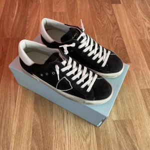 Philippe modell - Säljer ett par helt nya Philippe modell skor med allt og. Skorna är i storlek 41 eu. 