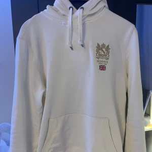 Vit Morris Hoodie - Vit hoodie från Morris i storlek S. Kom med bud!
