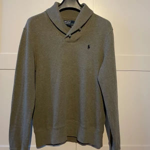 Stickad Ralph lauren tröja. - Snygg stickad tröja i väldigt bra skick. Unik grön färg i storlek S. Hör av er vid frågor eller funderingar!