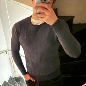 Mörkblå tröja från Ralph Lauren - Säljer en stilren mörkblå tröja från Ralph Lauren. Tröjan har en diskret logga på bröstet och är perfekt för en elegant look. Den är långärmad och har en rund halsringning.