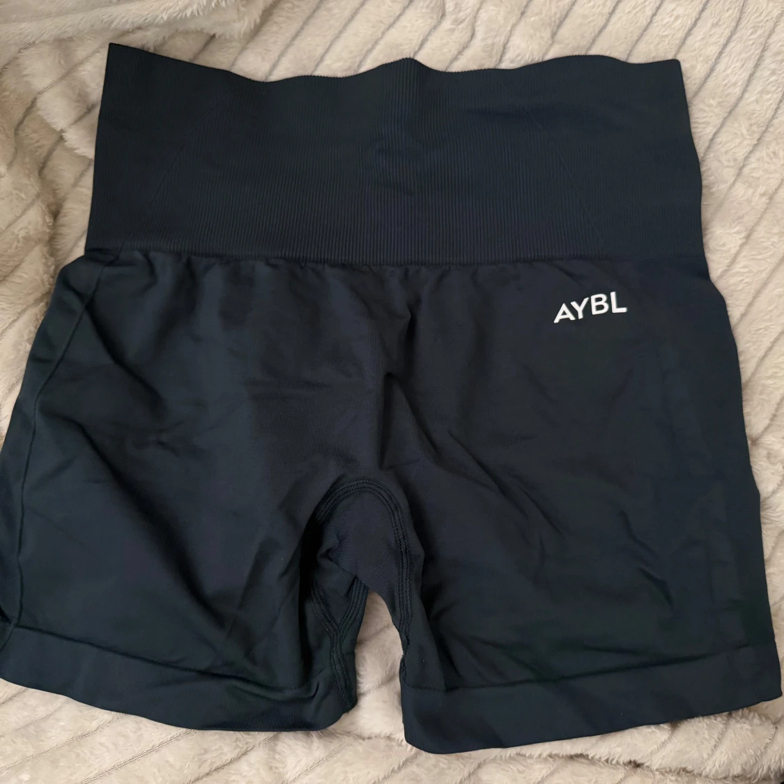 Svarta högmidjade shorts från AYBL - 2