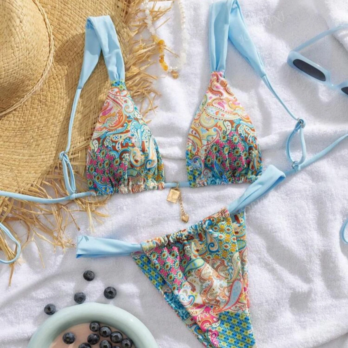 Två bikinis: svart överdel och mönstrat set - 1