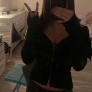 Svart topp från gina - Säljer denna superfina slutsålda svarta stickade toppen från gina tricot, jag har använt den max 5 gånger och får ingen användning för den längre vilket är därför jag säljer den!