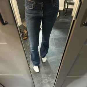 Blå bootcut jeans från Zara, stl 36 - Snygga blå jeans från Zara i storlek 36 med klassisk bootcut-passform. Skulle säga att dom är mellan låg och en normal midja. Dom är sprättade längst ner och är perfekta i längden på mig som är 178cm lång🥰🥰 