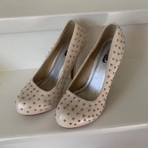 Cunty Pinup pumps klackskor med nitar - Säljer mina super snygga pumps. Är i storlek 38 och endast använda två gng. Är beigea/ljusrosa, skriv om du har någon fråga 💕