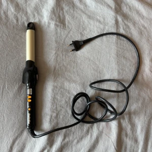 Locktång, BaByliss  - Säljer en locktång från BaByliss med tre knappar för temperaturkontroll och på/av-funktion. Man kan själv välja hur varm man vill att den ska bli från 100 - 200 grader. Blir superfina lockar av den! (Använd ett fåtal gånger). 