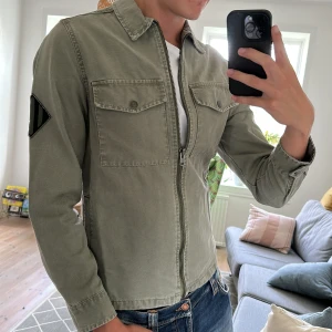 Olivgrön overshirt  - Över fet perfekt till sommarkvällarna. Inga defekter skriv vid fundering 🙌