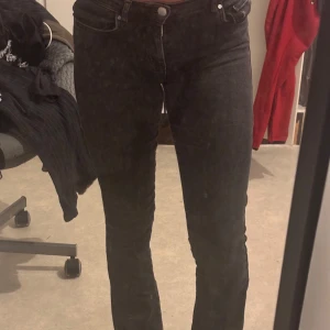 Svarta low flare jeans, midja S - Säljer ett par svarta jeans med låg midja och flare-ben. Modellen är slim upptill och utsvängda nertill, längd 33. Klassisk femficksdesign och dragkedja. Snygga till sneakers eller boots och passar perfekt om du gillar 00-talsvibbar.