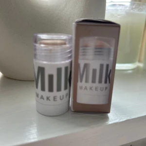 Milk Makeup highlighter stick Turnt - En highlighter från Milk i färgen turnt. Har använts några gånger men det ser man knappt. Sista bilden bevisar hur mycket det finns kvar. På bilden ser den ganska brun ut men på tredje bilden ser man hur den ser ut på handen.🥰