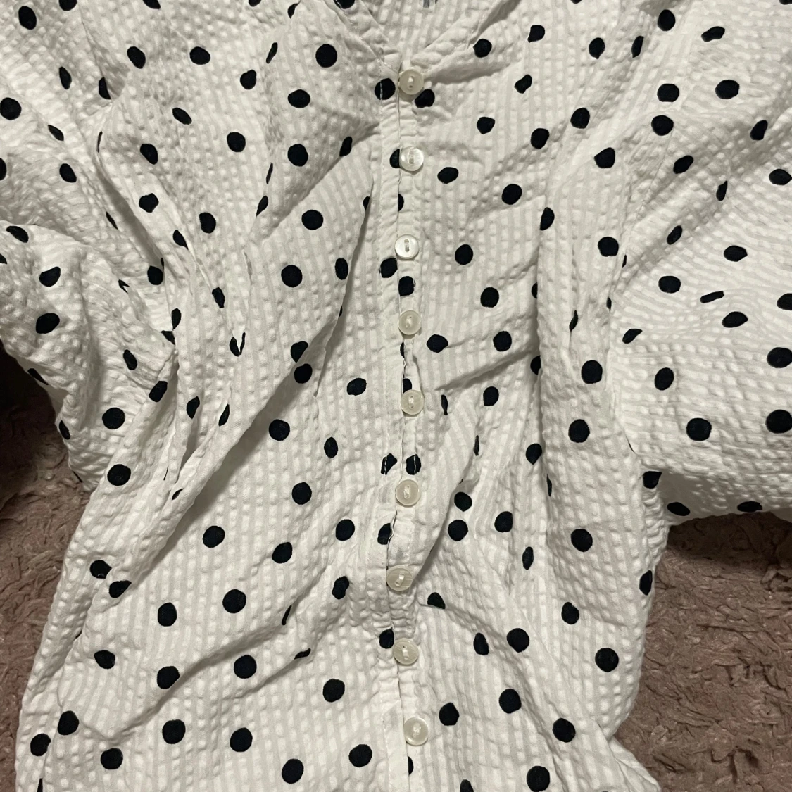 Prickig blus med puffärm från Lindex - 3