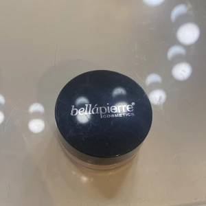 Bellápierre Mineral Blush Amaretto - Mineralrouge från Bellápierre i nyansen Amaretto. Kommer i en rund burk med svart lock och transparent underdel. Färgen är en varm, naturlig persikorosa ton med lätt skimmer. Löst puderformat som ger en fräsch och naturlig glow till kinderna. Öppnad och har endast provat den en gång. Pris kan diskuteras.