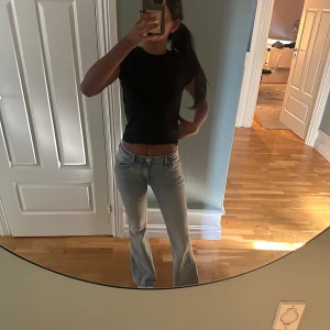 Bootcut jeans  - Fina bootcut jeans från weekday, jätte fin färg och väldigt bekväma. Storlek 26/32, passar mig som är cirka 1,65 perfekt i längden 