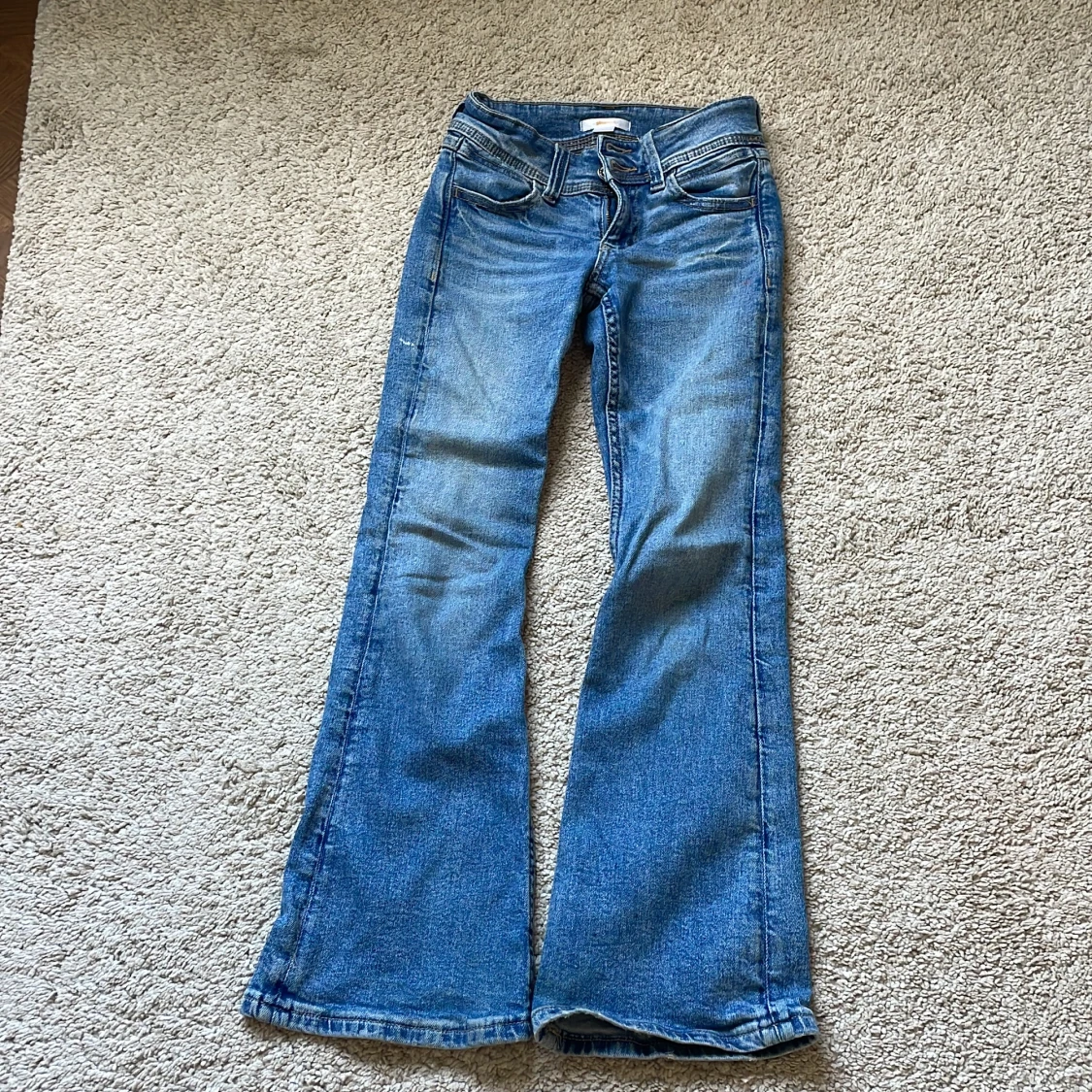 Blå bootcut jeans från Gina Tricot Young 