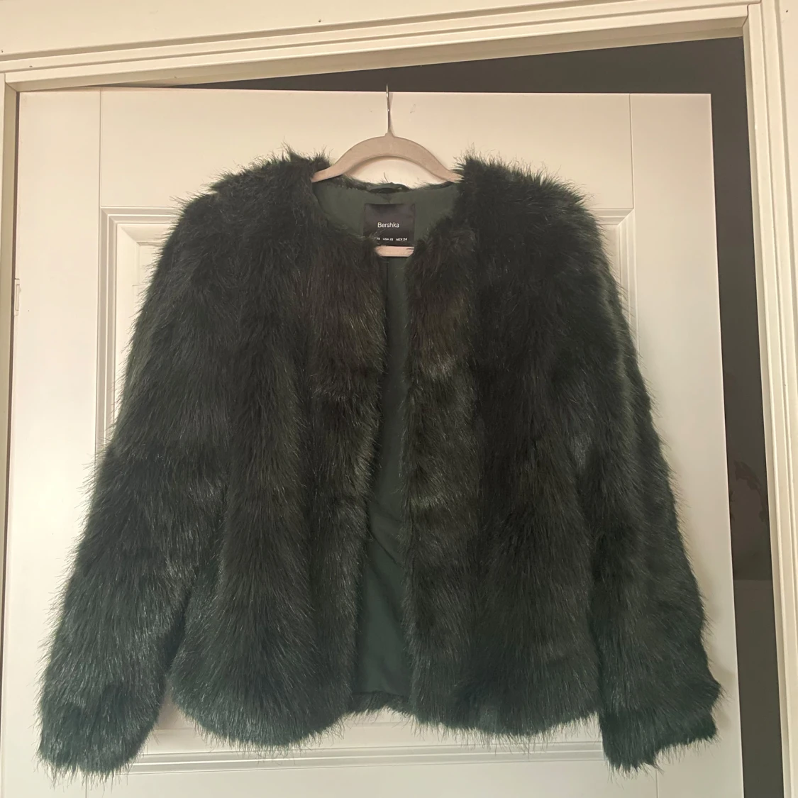 Mörkgrön pälsjacka från Bershka XS