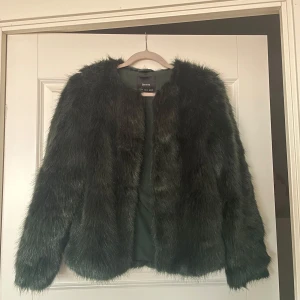Mörkgrön pälsjacka från Bershka XS - Säljer en fluffig och snygg mörkgrön pälsjacka från Bershka i storlek XS. Jackan har långärmad design och är tillverkad i mjukt syntetmaterial som ger en lyxig känsla. Perfekt nu till höstens mode. Tveka inte med o höra av dig om du har frågor eller vill ha fler bilder🥰