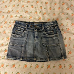 Blå jeanskjol - As snygga jeans som tyvärr är för stora för mig och är i väldigt bra skick💕