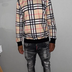 Burberry tröja storlek S - Burberry tröjan är i storlek S. Fin replika med grym kvalitet. Inte använd och är helt ny. Pris: 800:-. Först till kvarn som gäller 