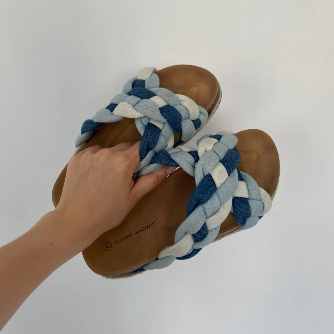 Blå och vita flätade sandaler