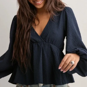 Nelly blus  - säljer denna blus från nelly i fint skick, nypris 299kr!