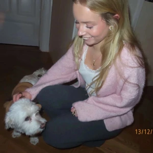 Rosa kofta💓💓 - Säljer den populära Lindex koftan i rosa!! Perfekt för att hålla sig varm och stilren under vårens och sommarens kyligare dagar/kvällar💓💓Den är dock ganska nopprig så inte nykick tyvärr! 